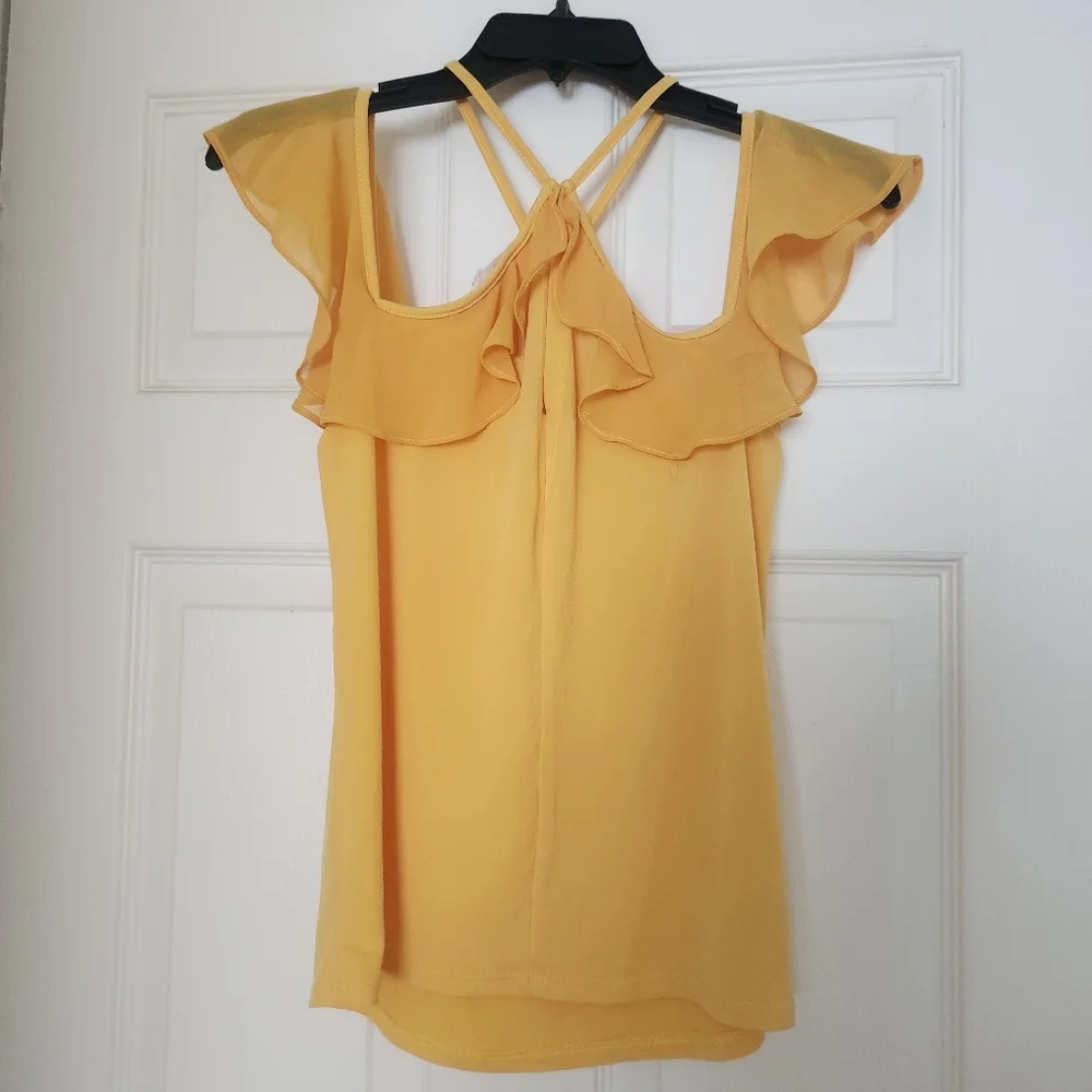 BCBGeneration Keyhole Ruffle Top - Picture 4 of 6